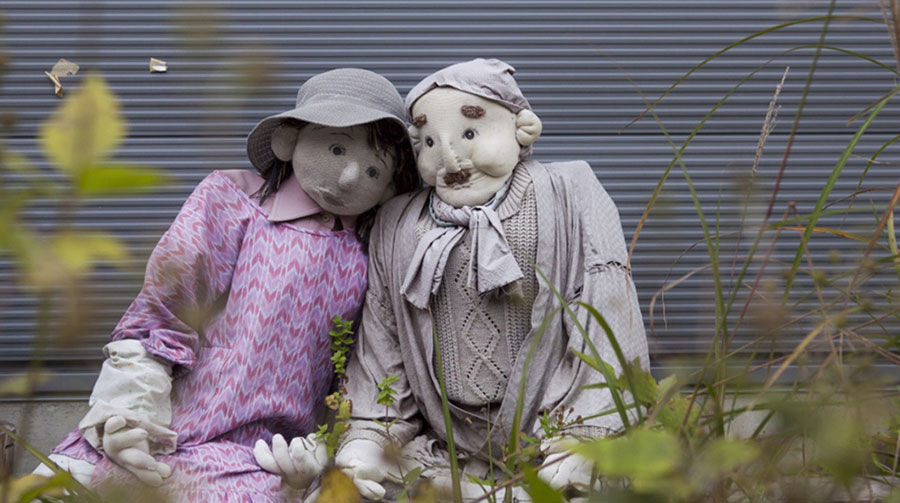 Des mannequins-poupées dans un village
