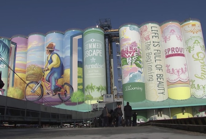 Une fresque géante avec des livres peints