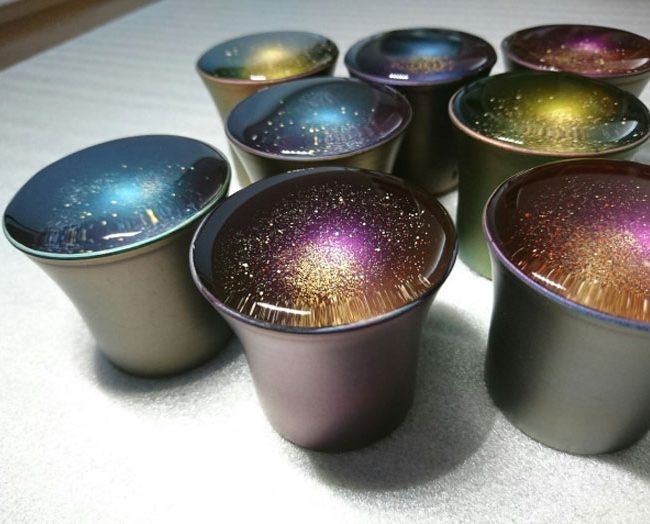 Des gobelets-galaxie réalisés par un artiste Japonnais