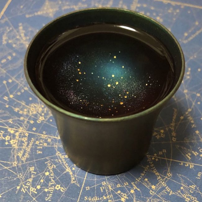 Des gobelets-galaxie réalisés par un artiste Japonnais