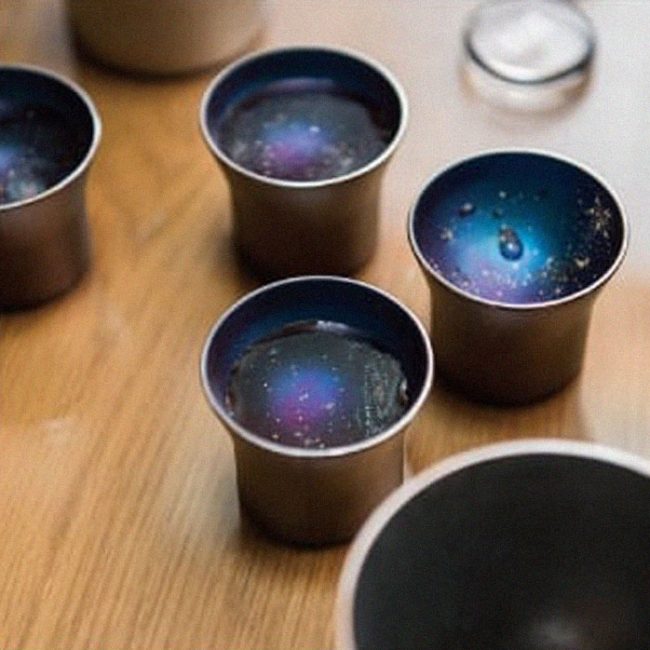 Des gobelets-galaxie réalisés par un artiste Japonnais