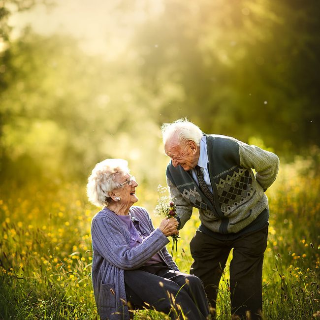 Des personnes âgées dans des photos de couples
