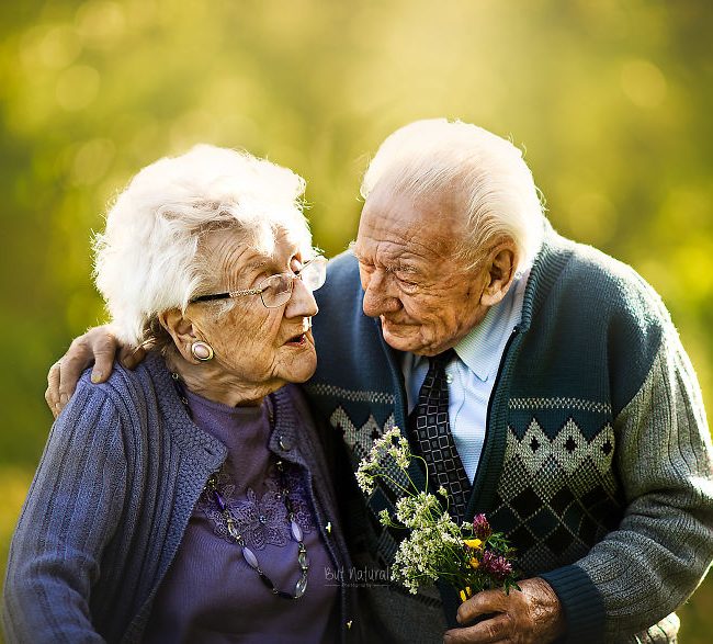 Des personnes âgées dans des photos de couples