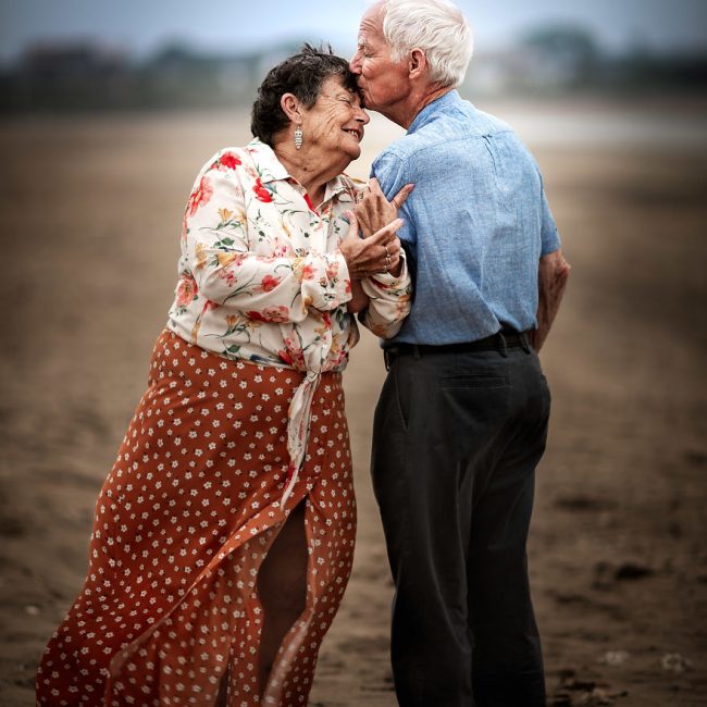 Des personnes âgées dans des photos de couples