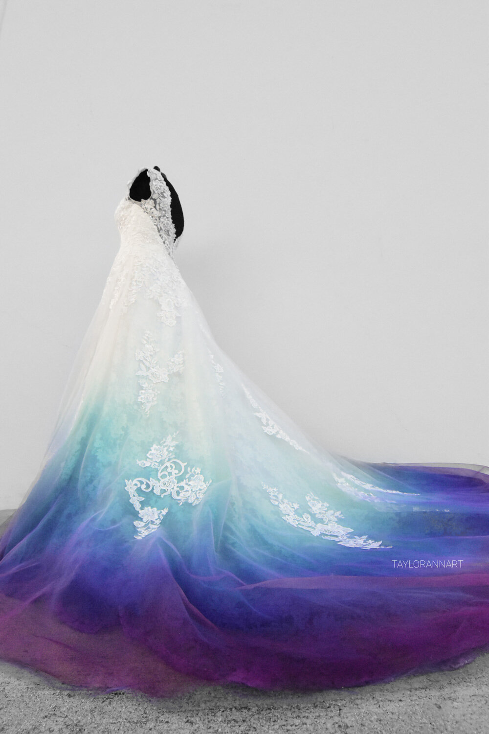 Une robe de mariée personnalisée avec des couleurs