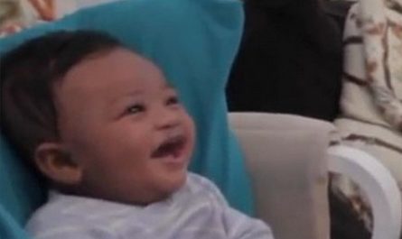 Un bébé rigole face à son papa rappeur
