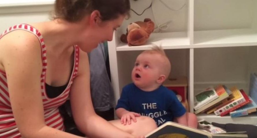 Un bébé fan des histoires (vidéo très mignonne!)
